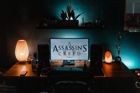 Configuración de juego con el logotipo de Assassin's Creed en la pantalla